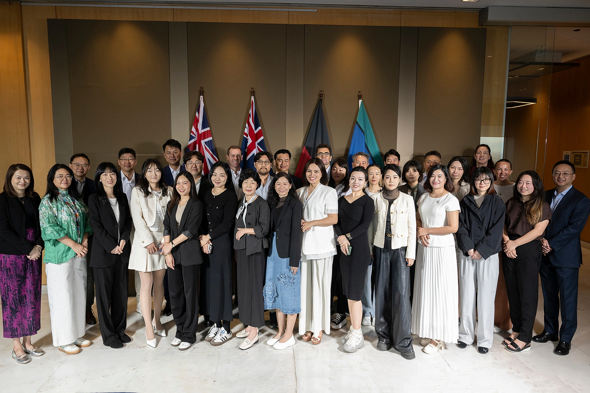 CEO Trần Gia cùng các lãnh đạo Global Victoria và đại diện những tập đoàn hàng đầu châu Á (hàng 1, vị trí thứ 9 từ trái sang).
