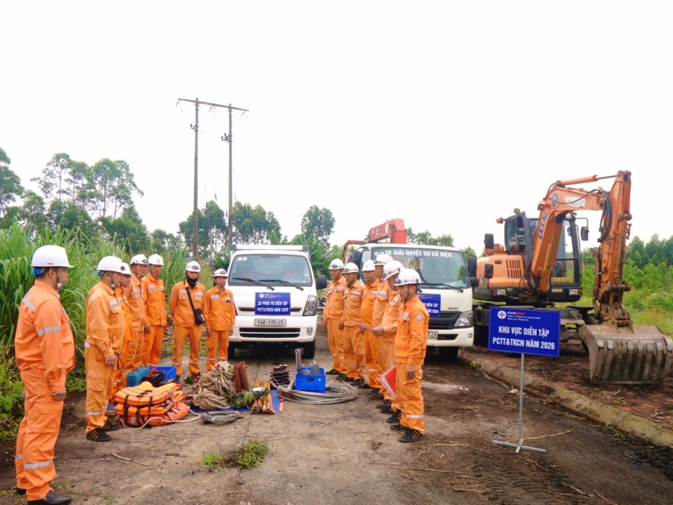 Đội ngũ kỹ thuật thực hiện các kịch bản ứng phó sự cố lưới điện trong điều kiện giả định