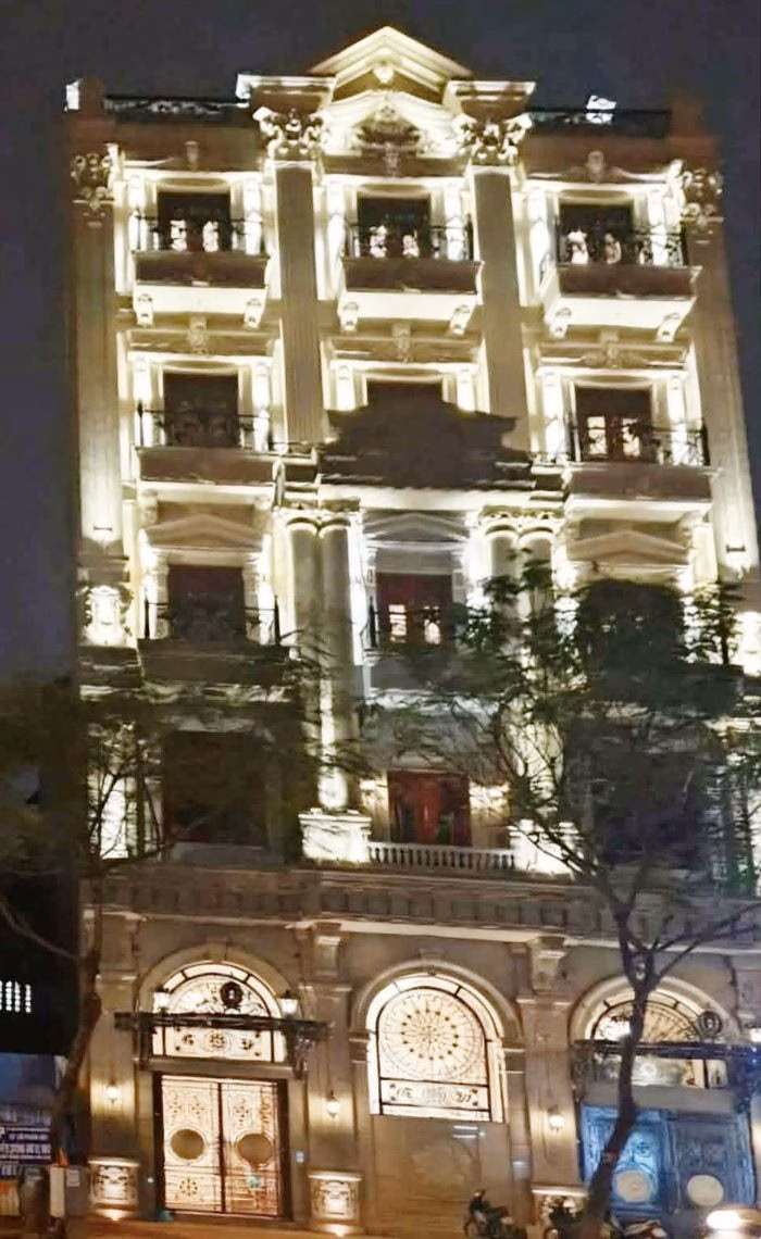 Công trình mang đậm phong cách kiến trúc châu Âu với tông vàng đồng chủ đạo, tạo nên vẻ ngoài sang trọng và uy nghi.