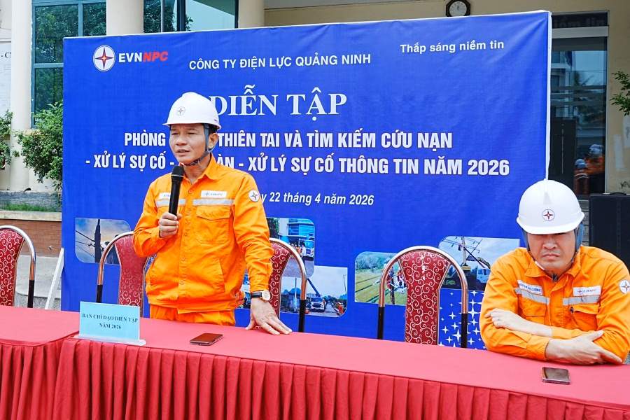 Ông Lê Bá Quyến - Phó Giám đốc Công ty Điện lực Quảng Ninh chỉ đạo rút kinh nghiệm sau diễn tập