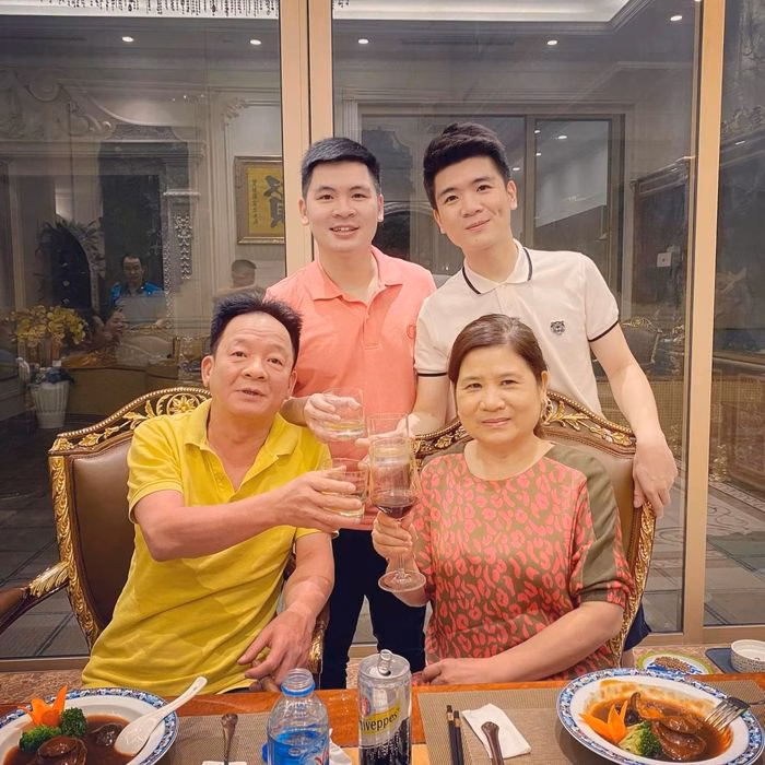 Tông màu vàng - nâu chủ đạo kết hợp cùng ánh sáng tự nhiên tạo nên không gian ẩm thực ấm cúng.
