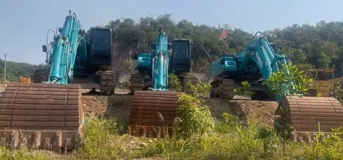 Hàng loạt máy móc, thiết bị đắt tiền của doanh nghiệp bị bỏ hoang, phơi nắng phơi mưa nhiều tháng qua.