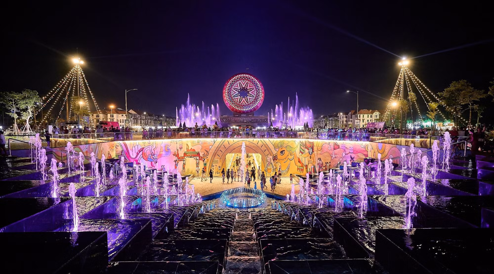 Quảng trường Thời Đại là nơi diễn ra các hoạt động lễ hội sôi động về đêm.