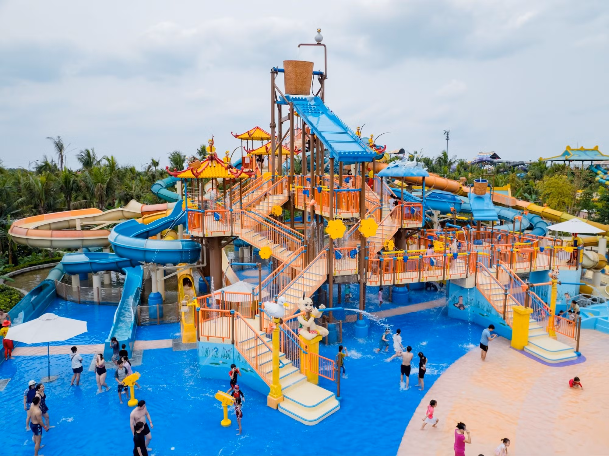 Hệ thống đường trượt hiện đại là thỏi nam châm thu hút đông đảo bạn trẻ.