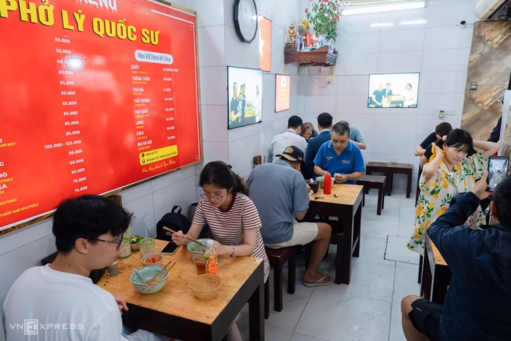 Hương vị phở truyền thống chính là yếu tố cốt lõi thu hút cả khách trong nước lẫn quốc tế.