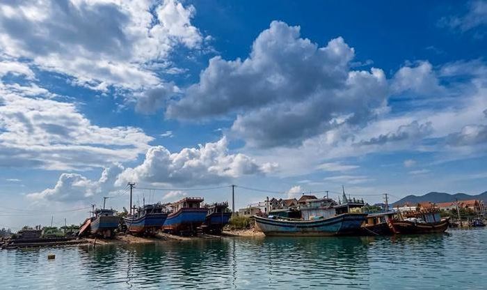 Ba cơ sở sửa chữa tàu tự phát nằm dọc bãi bồi ven sông Gianh, sát khu dân cư thôn Văn Phú