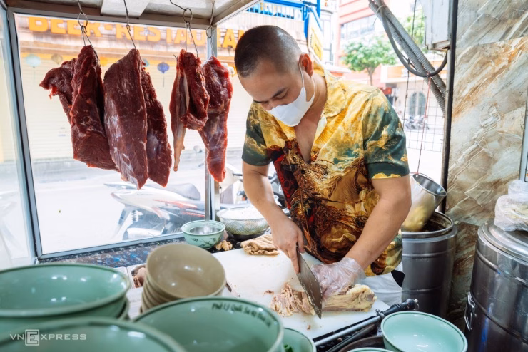 Hàng dài khách chờ đến lượt ngồi bàn ăn