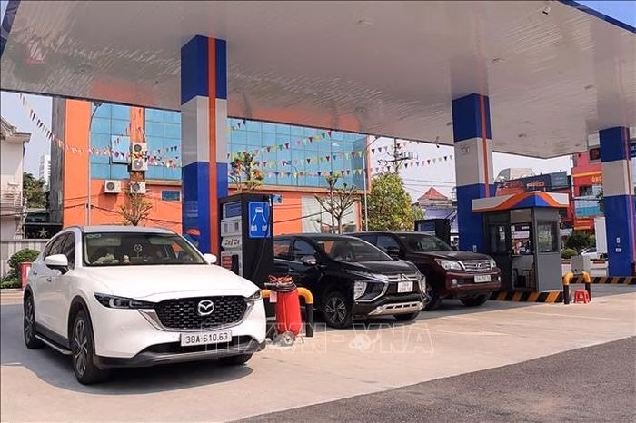 PVOIL tiên phong triển khai xăng E10 sớm hơn lộ trình, thúc đẩy xu hướng năng lượng xanh tại các cửa hàng bán lẻ.