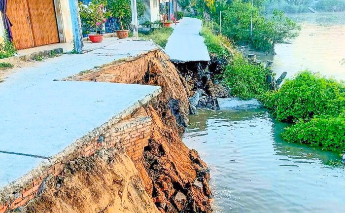 Hệ quả từ sụt lún và biến đổi khí hậu khiến hàng nghìn km bờ sông, bờ biển ĐBSCL bị sạt lở.