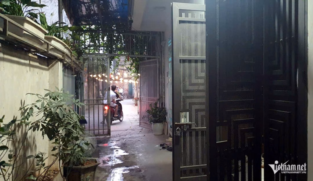 Việc mở cổng lấn đường gây mất an toàn và cản trở sinh hoạt của cộng đồng xung quanh.