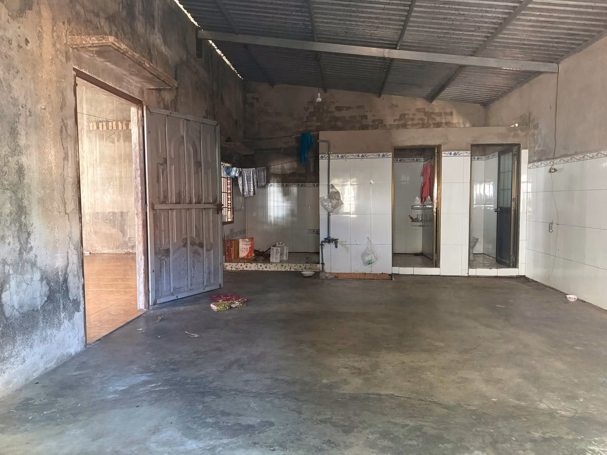 Mẹ ruột cùng người tình nhiều lần bạo hành bé K. trong căn nhà trọ, thậm chí Trúc có hành vi nhúng đầu con ruột vào chậu nước lúc đang tắm