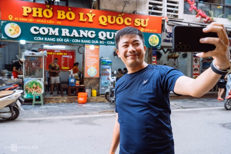 Phong thái giản dị của vị nguyên thủ khi thưởng thức món ăn truyền thống Việt Nam gây ấn tượng mạnh với thực khách.