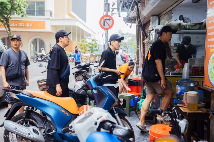 Khách hàng xếp hàng chờ tại quán phở phố cổ
