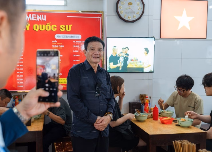 Không gian nhỏ gọn nhưng được chuẩn bị kỹ lưỡng để đón tiếp đoàn khách quý.