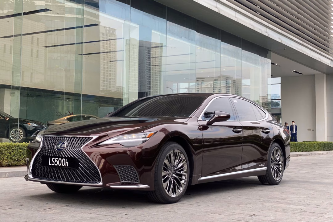 Người sở hữu Lexus LS thường tận hưởng sự xa xỉ cho riêng mình thay vì phô diễn ra bên ngoài. Ảnh: Ngọc Thành