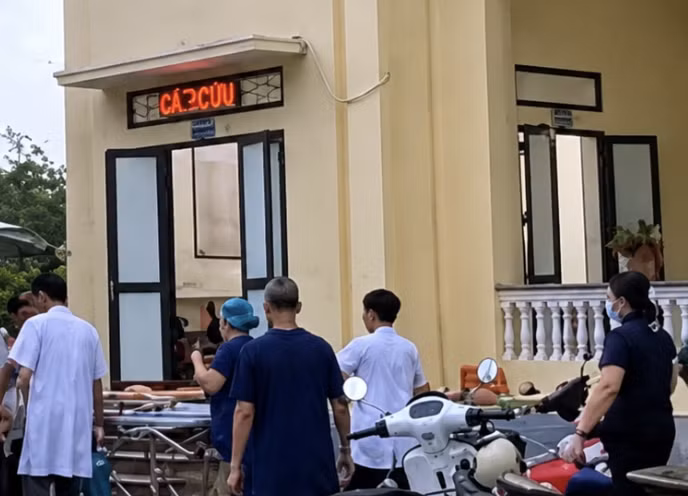 Hình ảnh các nạn nhân trong vụ tấn công tại xã Thư Vũ được đưa đi cấp cứu kịp thời. Ảnh: CTV.