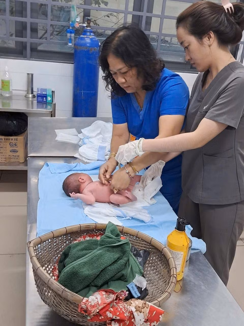 Các nhân viên y tế tận tình chăm sóc sức khỏe cho cháu bé tại trung tâm y tế.