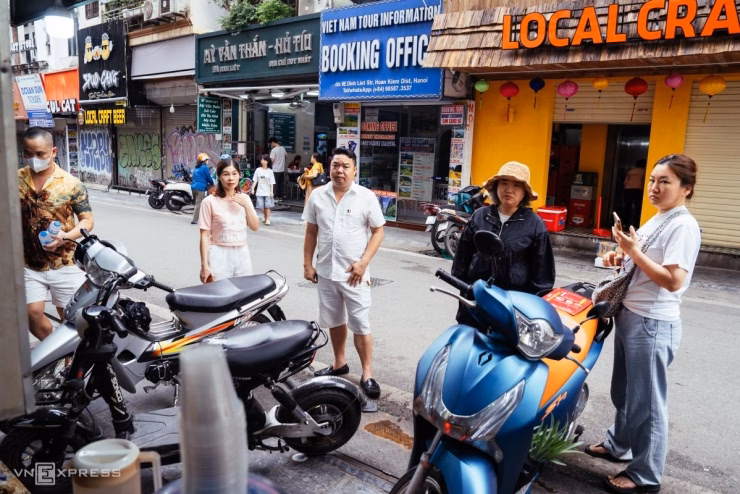 Quang cảnh nhộn nhịp tại quán phở Đinh Liệt