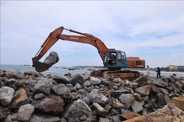 Hoạt động thả đá hộc thi công đê ngầm Cửa Đại được thực hiện đúng quy trình kỹ thuật, đảm bảo môi trường.