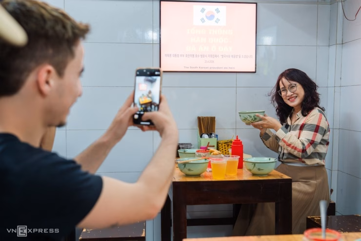 Không khí nhộn nhịp tại quán phở khi thực khách chờ đợi để trải nghiệm "bàn ăn Tổng thống".