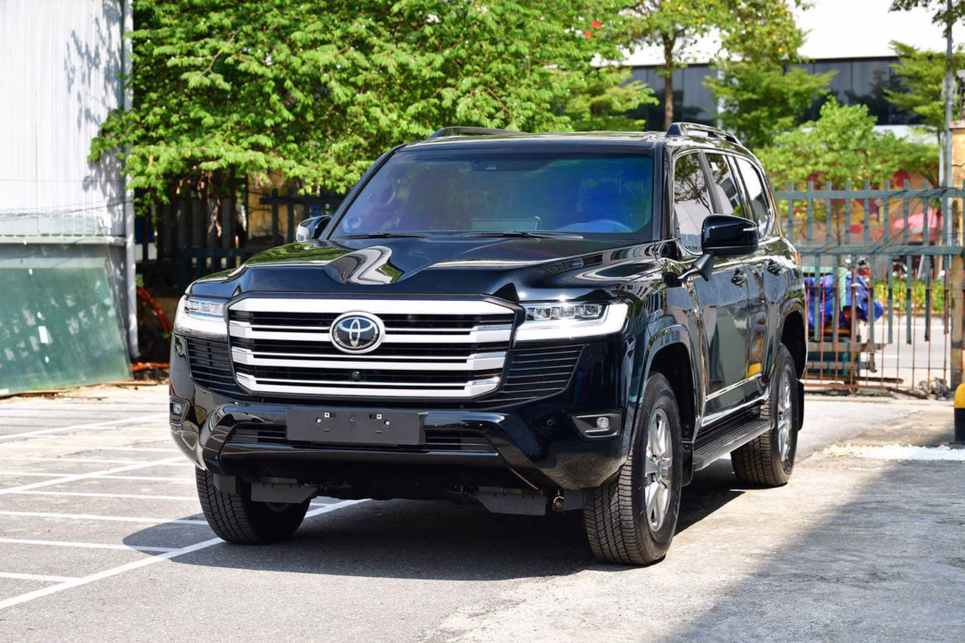 Toyota Land Cruiser được ví như mẫu "Xe Chủ tịch" dù chỉ mang logo Toyota bình dân. Ảnh: ST Auto