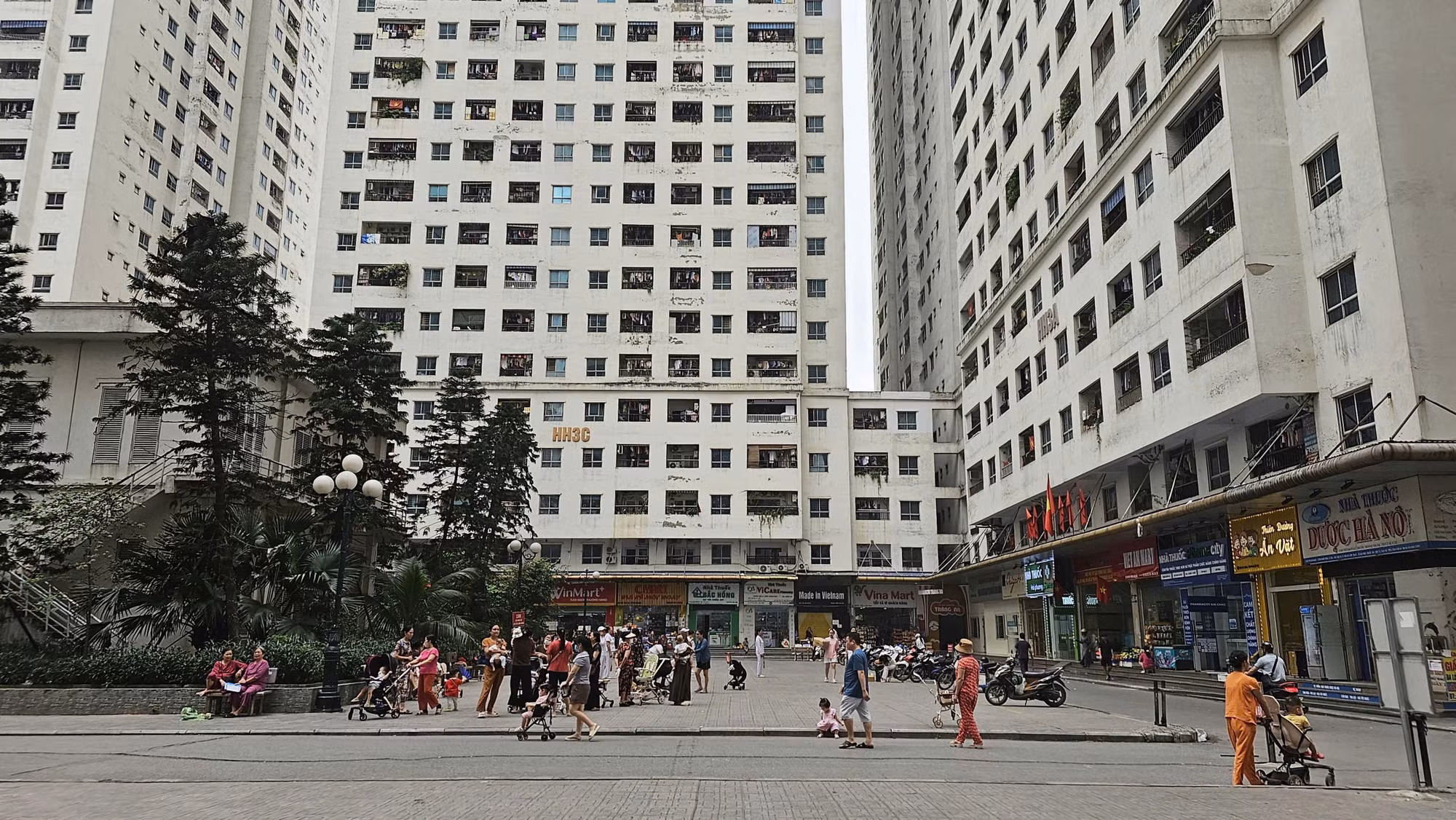 Kiến nghị UBND TP Hà Nội sớm có phương án xử lý dứt điểm đối với các tồn tại, sai phạm cũ của chủ đầu tư khu chung cư HH Linh Đàm, tạo cơ sở tháo gỡ các vướng mắc pháp lý kéo dài.